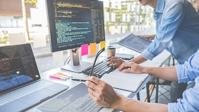 Canyon developers reviewing code and planning a custom software build